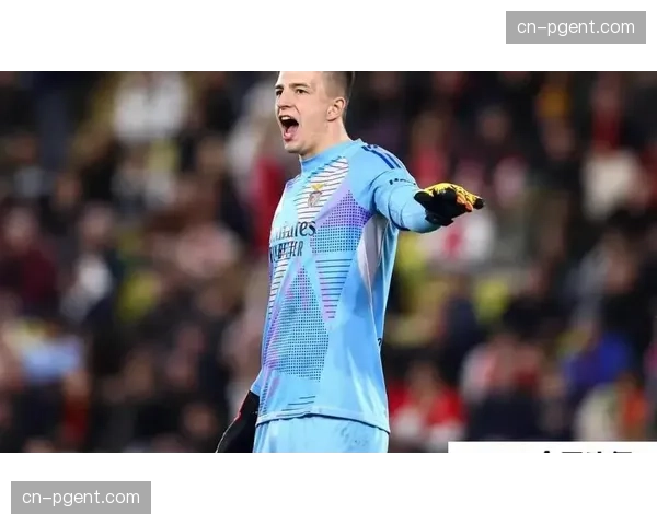 本菲卡前场球员跑动积极，通过无球穿插拉扯对方防线阵型